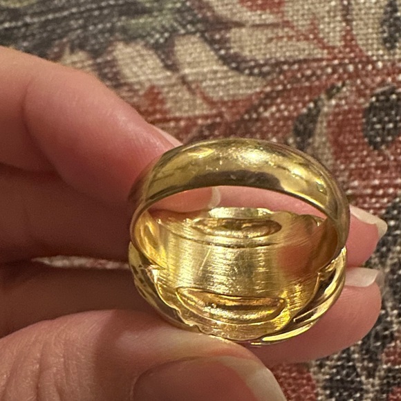 Elegant Gold Tone Statement Vintage Ring - Picture 6 of 6